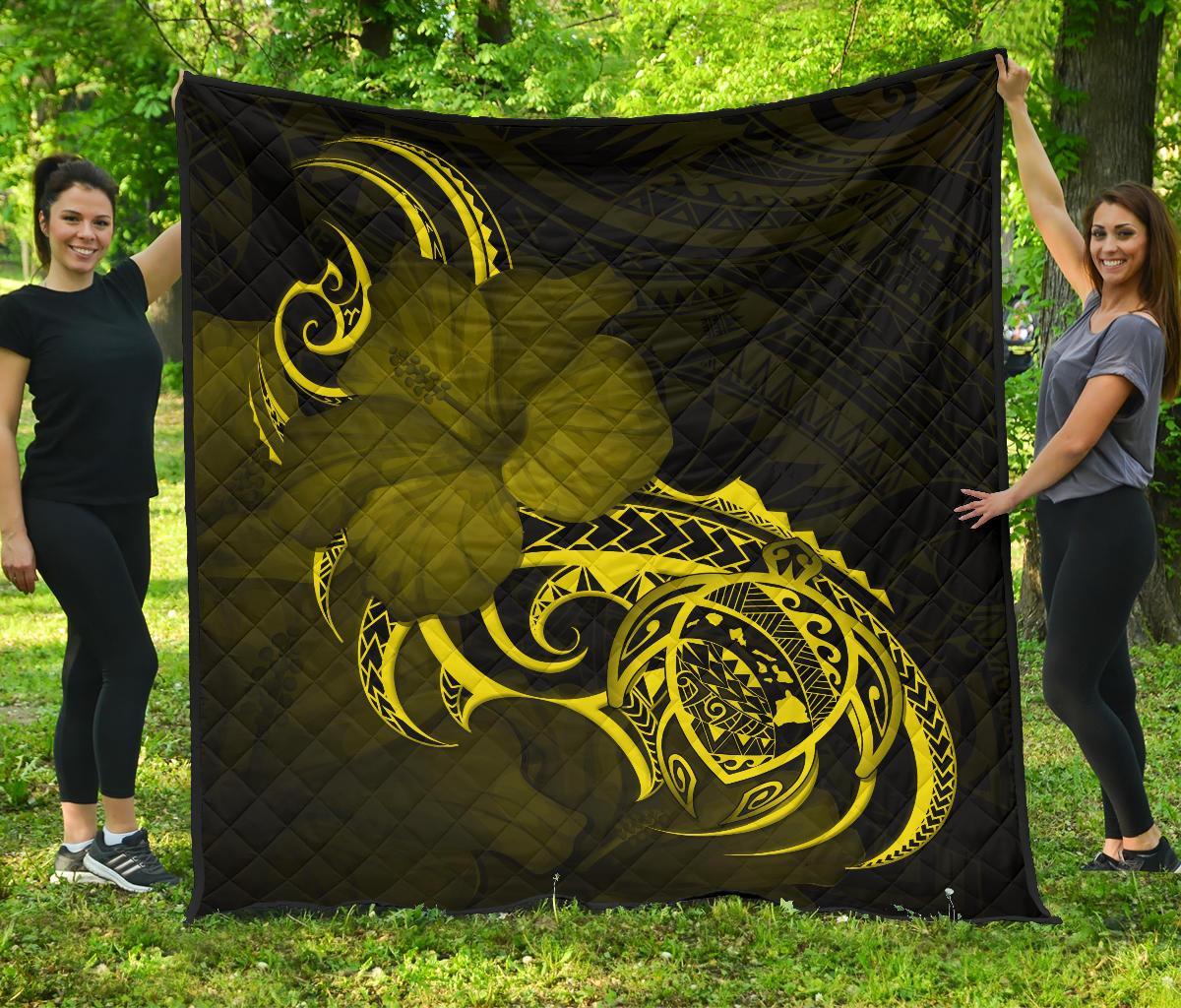 Hawaii Map Turtle Hibiscus Divise Yellow Polynesian Premium Quilt Yellow - Polynesian Pride