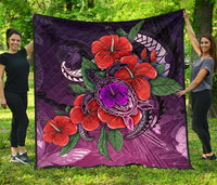 Polynesian Premium Quilt - Purple Hibiscus Turtle Flowing - Polynesian Pride