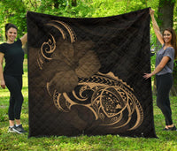 Hawaii Map Turtle Hibiscus Divise Gold Polynesian Premium Quilt Gold - Polynesian Pride