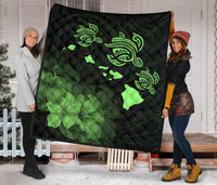 Hawaii Hibiscus Map Hidden Polynesian Green Premium Quilt - Polynesian Pride