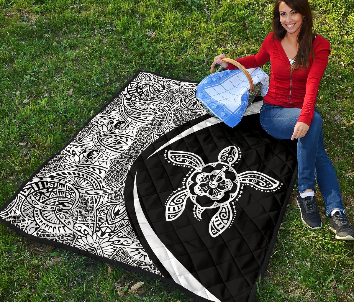 Hawaiian Hibiscus Turtle Polynesian Black And White Premium Quilt - Circle Style - Polynesian Pride