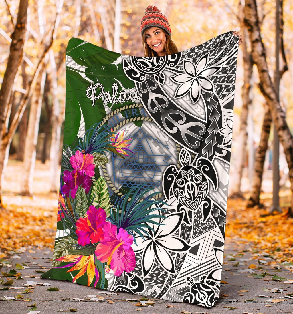 Palau Premium Blanket White - Turtle Plumeria Banana Leaf Crest - Polynesian Pride