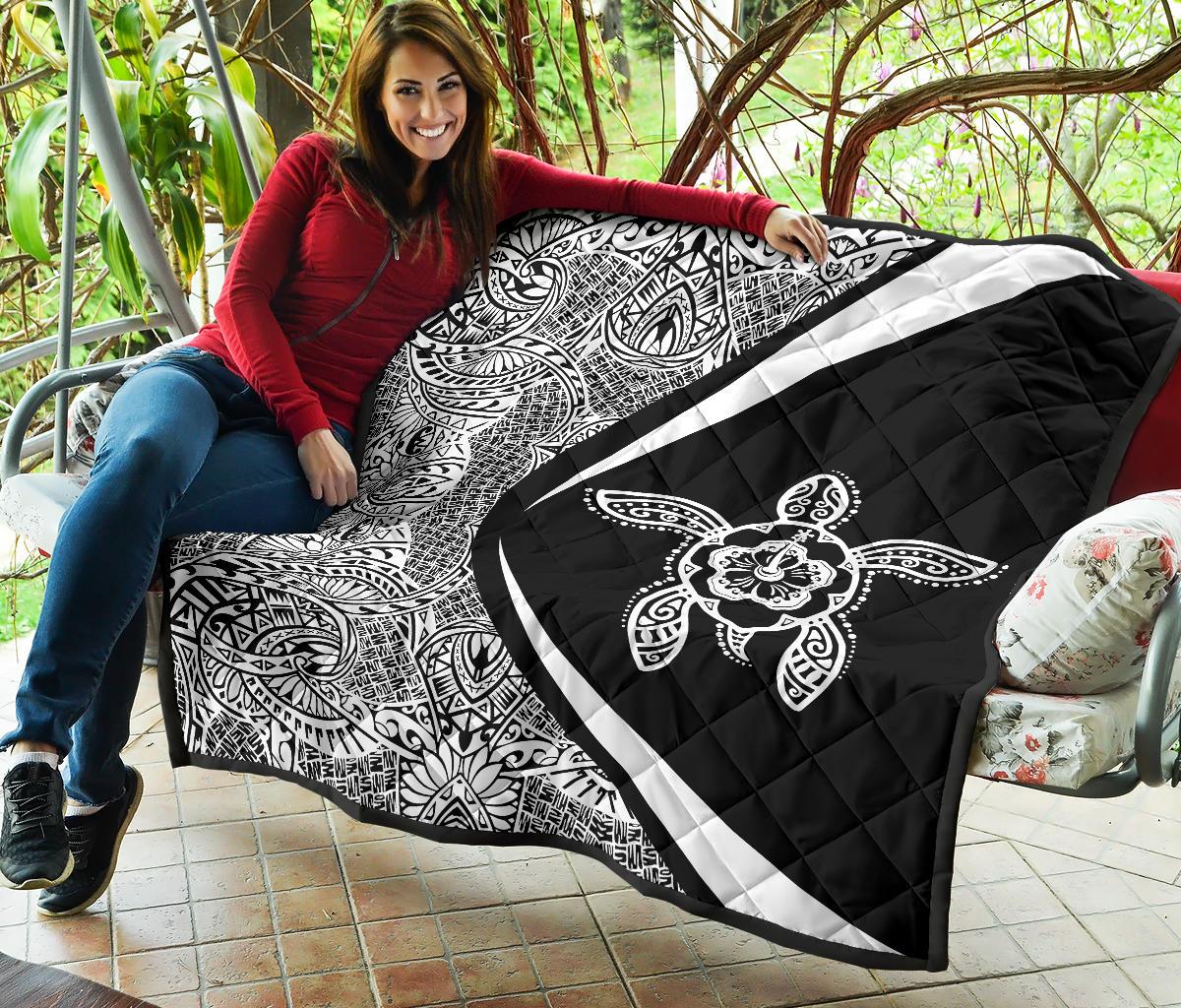 Hawaiian Hibiscus Turtle Polynesian Black And White Premium Quilt - Circle Style - Polynesian Pride