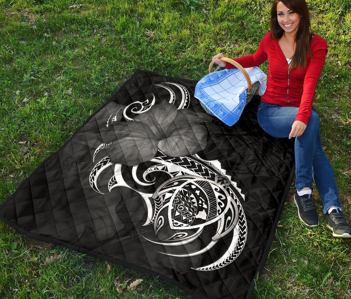 Hawaii Map Turtle Hibiscus Divise White Polynesian Premium Quilt - Polynesian Pride