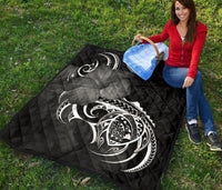 Hawaii Map Turtle Hibiscus Divise White Polynesian Premium Quilt - Polynesian Pride