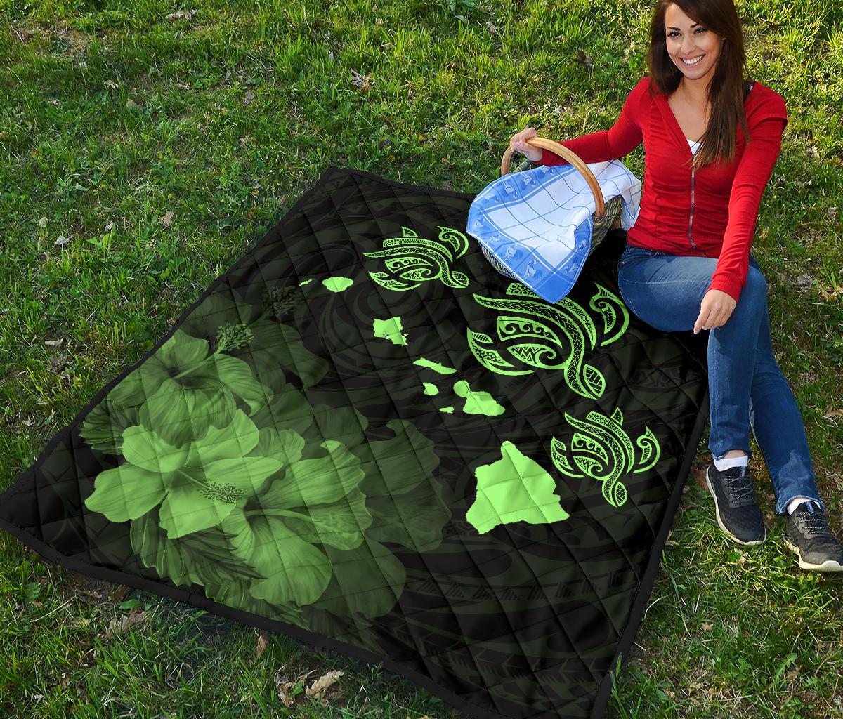 Hawaii Hibiscus Map Hidden Polynesian Green Premium Quilt - Polynesian Pride