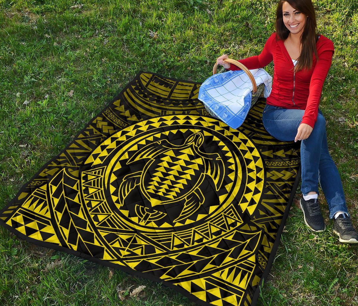 Hawaiian Kakau Honu Arc Yellow Polynesian Premium Quilt - Polynesian Pride
