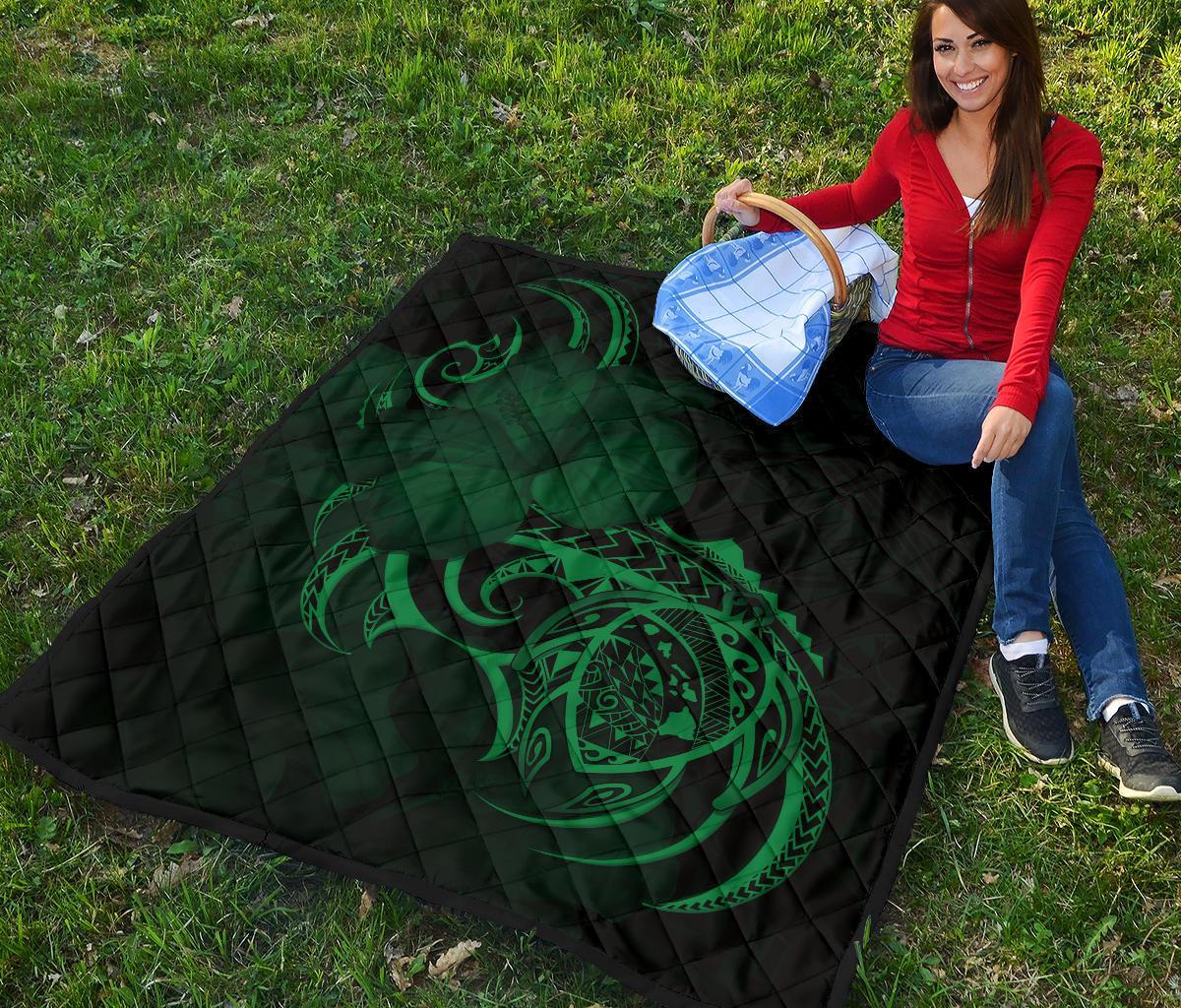 Hawaii Map Turtle Hibiscus Divise Green Polynesian Premium Quilt - Polynesian Pride