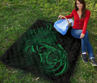 Hawaii Map Turtle Hibiscus Divise Green Polynesian Premium Quilt - Polynesian Pride