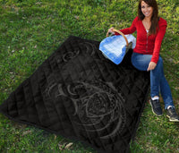 Hawaii Map Turtle Hibiscus Divise Gray Polynesian Premium Quilt - Polynesian Pride