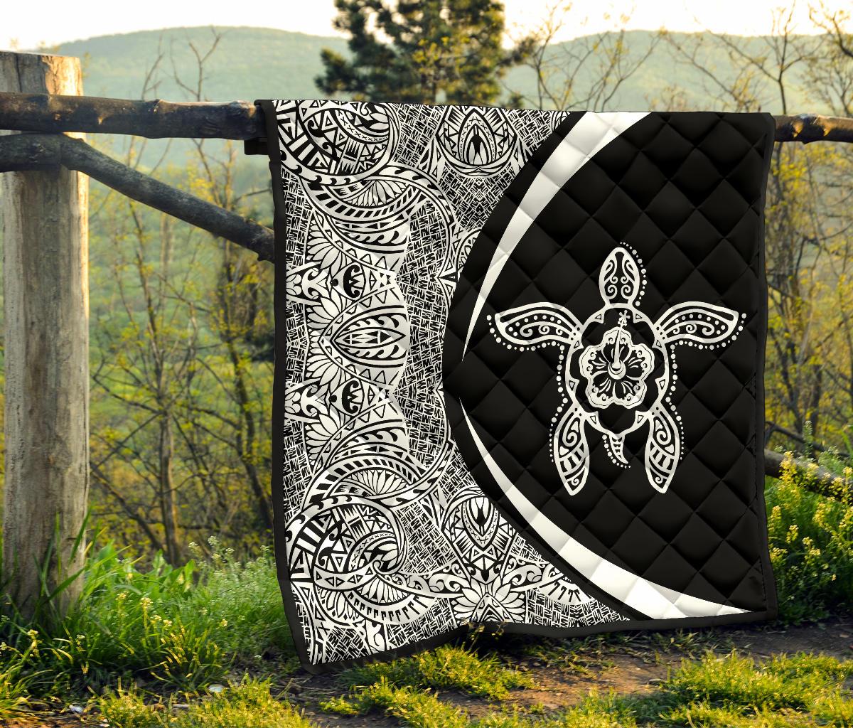 Hawaiian Hibiscus Turtle Polynesian Black And White Premium Quilt - Circle Style - Polynesian Pride