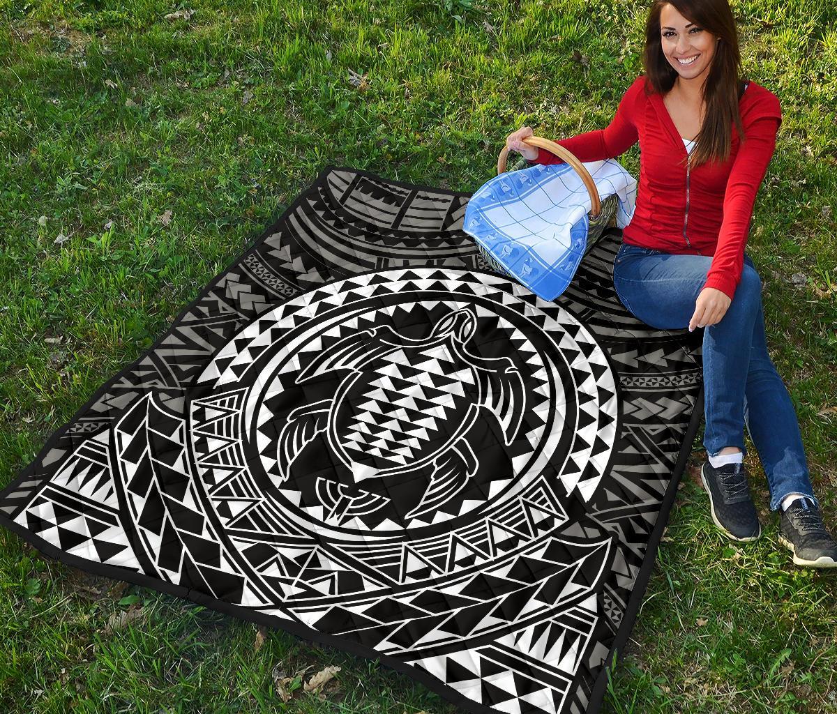 Hawaiian Kakau Honu Arc White Polynesian Premium Quilt - Polynesian Pride