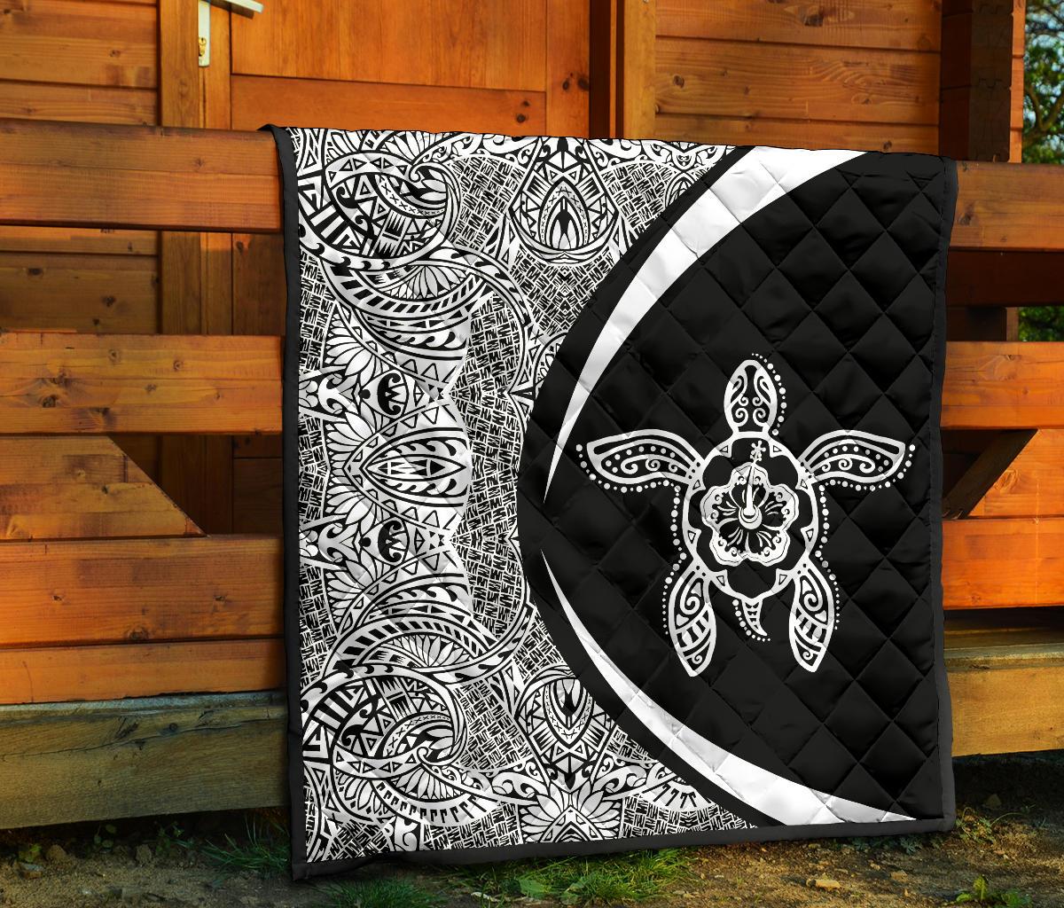 Hawaiian Hibiscus Turtle Polynesian Black And White Premium Quilt - Circle Style - Polynesian Pride