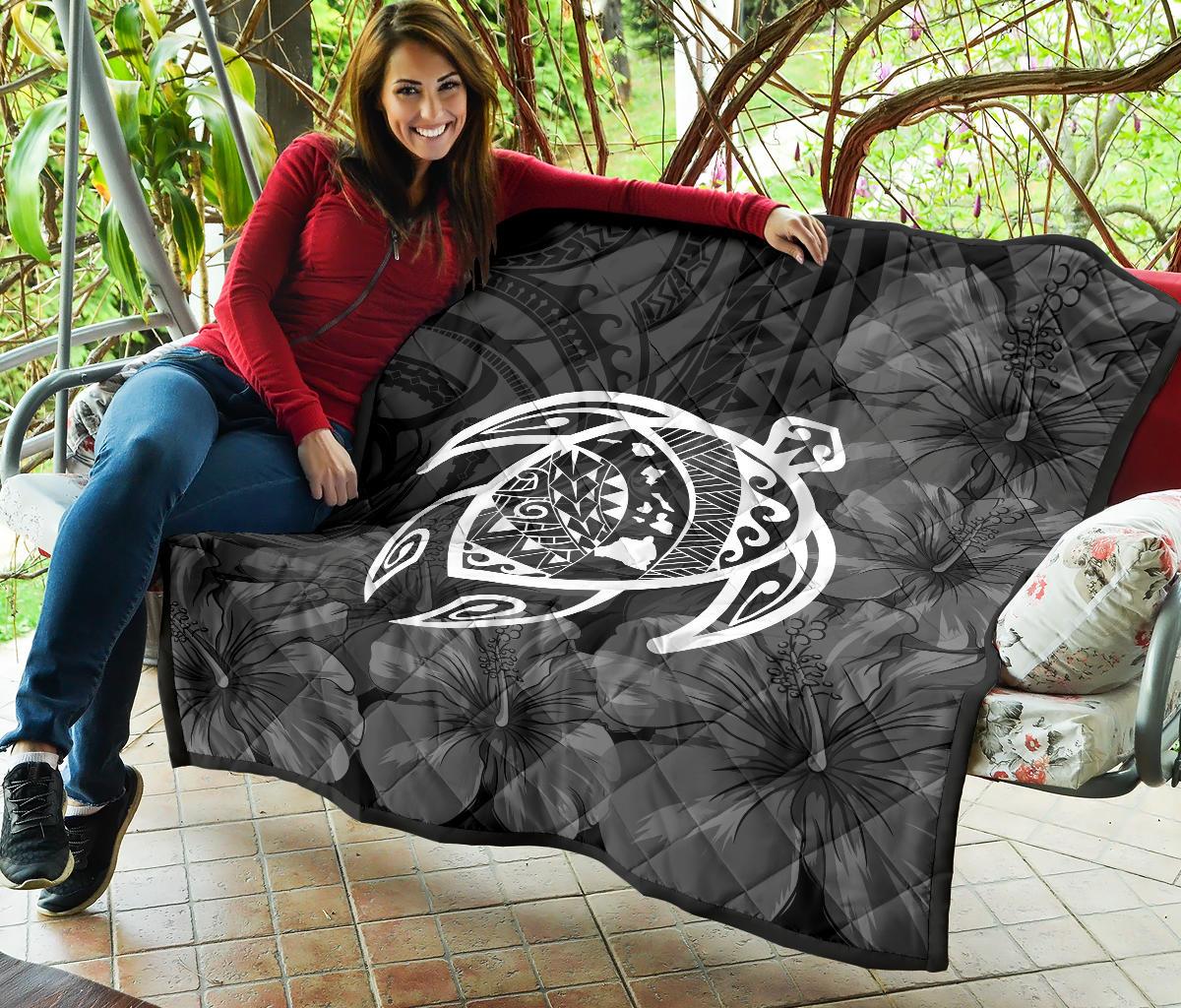 Hawaii Turtle Kanaka Map Hibiscus Poly Premium Quilt - White - Polynesian Pride