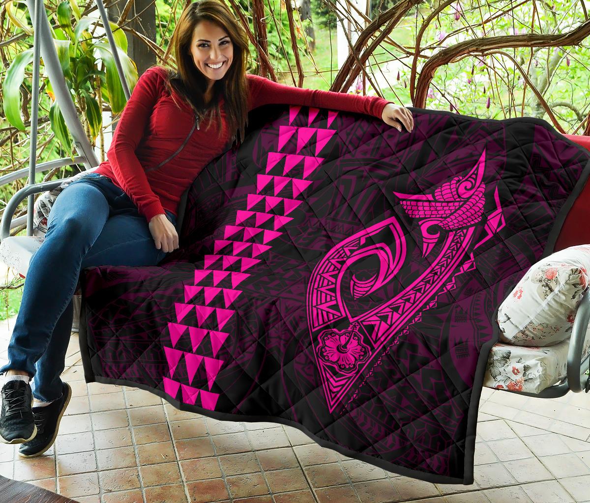 Hawaii Kakau Makau Fish Hook Polynesian Premium Quilt - Pink - Polynesian Pride