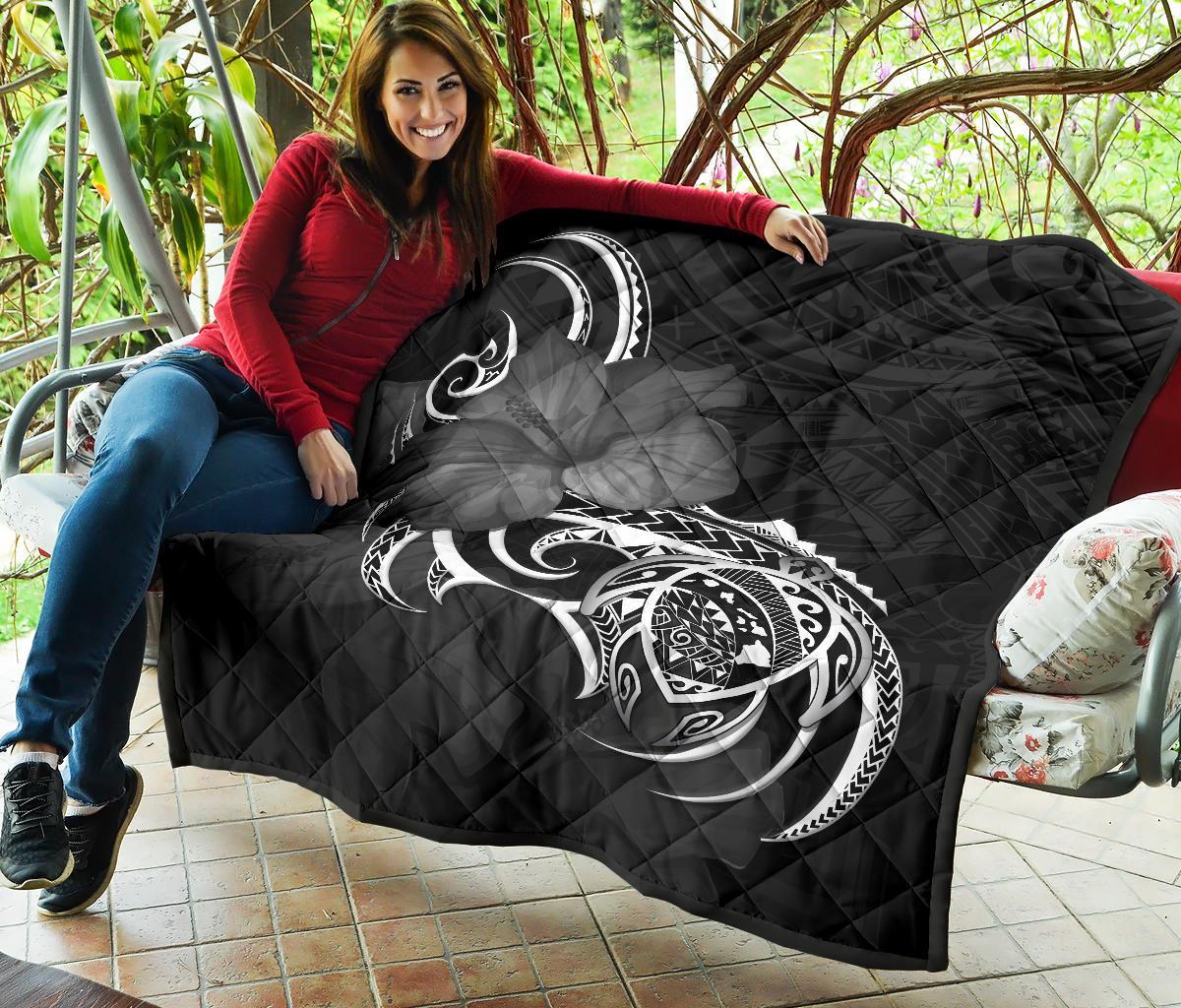 Hawaii Map Turtle Hibiscus Divise White Polynesian Premium Quilt - Polynesian Pride